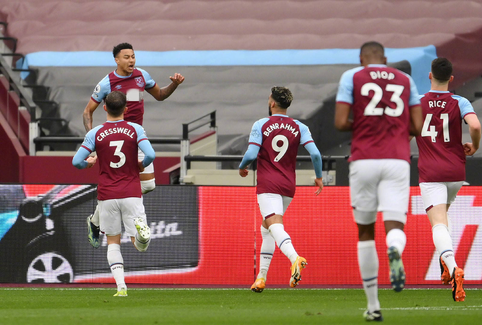 在喧囂的足 在喧囂的足